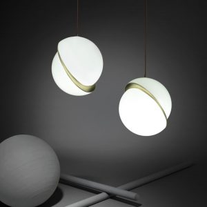 Lee Broom pakabinamas šviestuvas „Crescent Light“