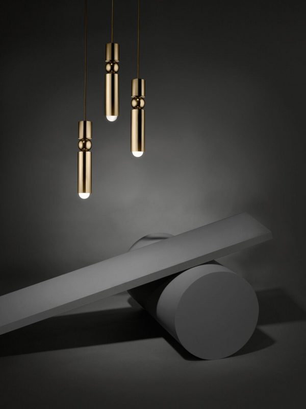 Lee Broom pakabinamas šviestuvas „Fulcrum Light Brass“